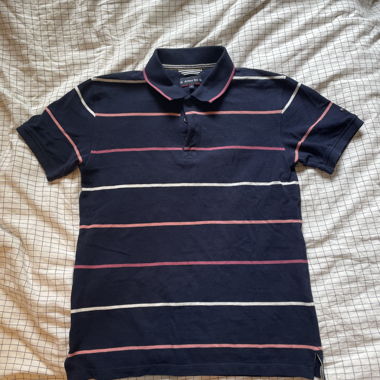 dunkelblaues polo mit pink, rosa, weissen streifen