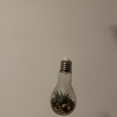 Coole Lampe mit künstlichen Pflanzen und Steinen