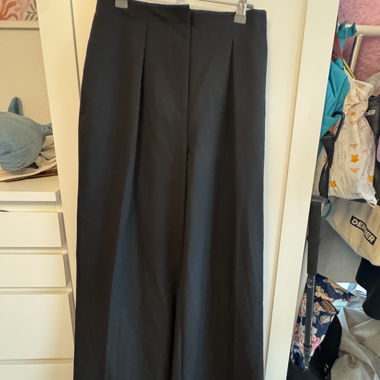 Schwarze Hose, weiter Schnitt, Zara, Grösse XS