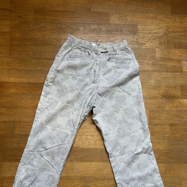 Vintage white pants with flower details