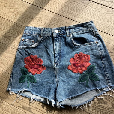 Jeans Shorts mit Rosenstickerei Gr. 36