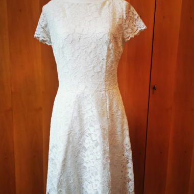Abito bianco in pizzo di Hugo Boss