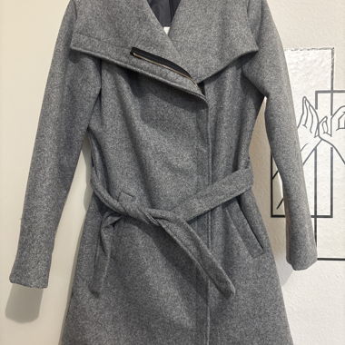 Manteau gris ceinturé