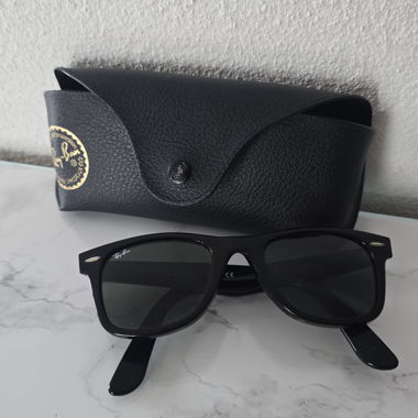 Lunettes de soleil Ray-Ban avec étui