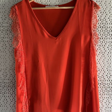 Haut orange bord dentelle