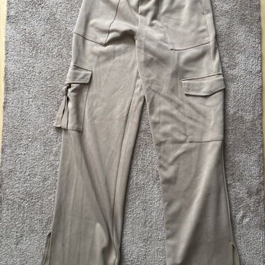 Pantalon cargo beige à jambe large