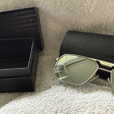 Prada Sonnenbrille mit Etui