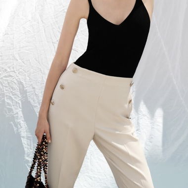 Pantalon droit à boutons. Taille elastique
