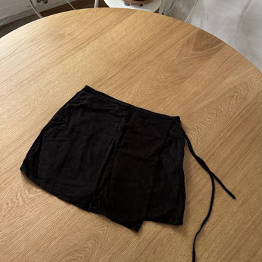 Jupe noire courte avec ceinture à nouer