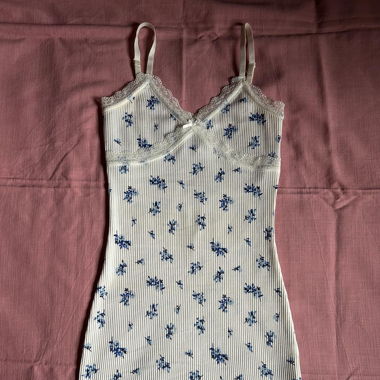 Weisses enges Kleid mit Blumenmuster