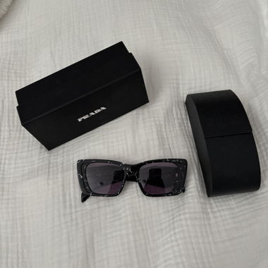 f*ke Prada Sonnenbrille mit Etui