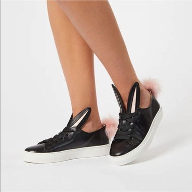 Bunny Sneakers in Schwarz mit Fell Pompom