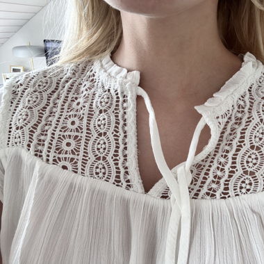 Blouse mit Spitzen