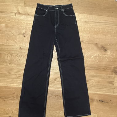 Pantalon noir avec couture blanche 