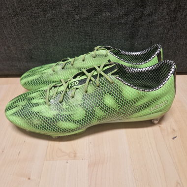 Scarpe da calcio Adidas F50 con tacchetti verdi