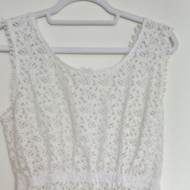 Abito smanicato in pizzo color crema