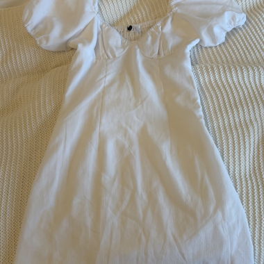 Weisses Kleid mit Puffärmeln