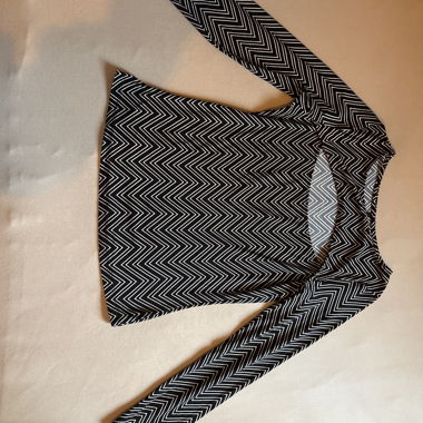 Long-sleeve T-shirt with zigzag pattern