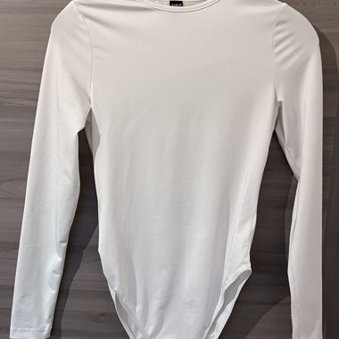 Weisser Body mit langen Ärmeln