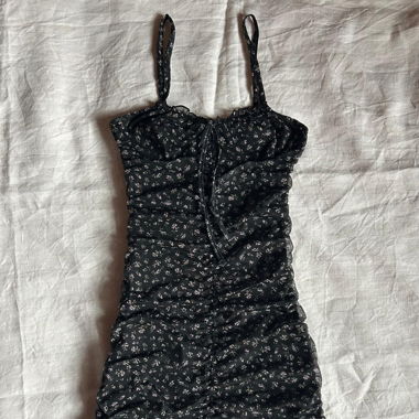 Enges schwarzes Kleid