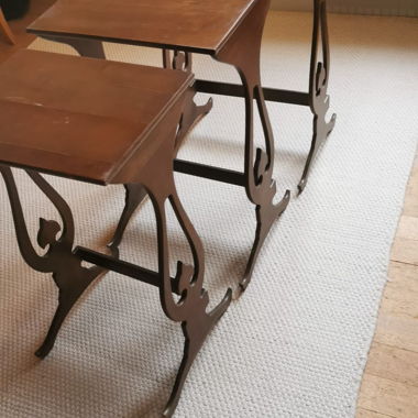 Set mit 3 verschachtelbaren Holztischen