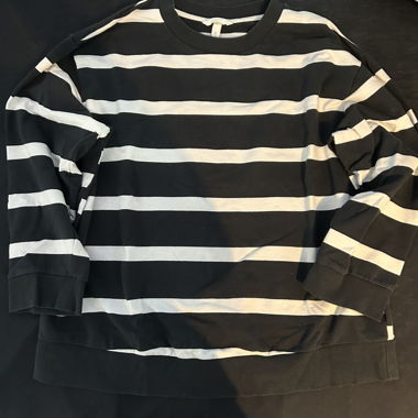 Schwarz-weiss gestreiftes Sweatshirt