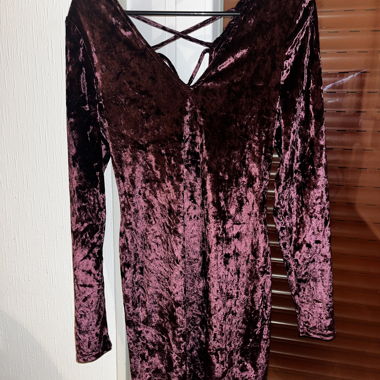Bordeauxrotes Samt‑Abendkleid mit langen Ärmeln