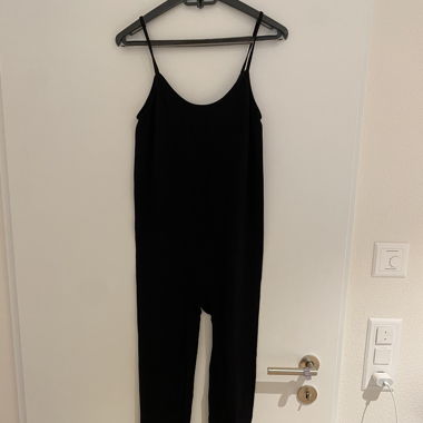 schwarzer Jumpsuit