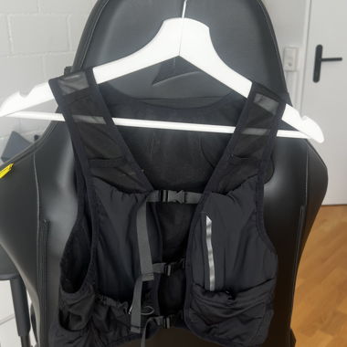 Lightweight running vest with mesh pockets