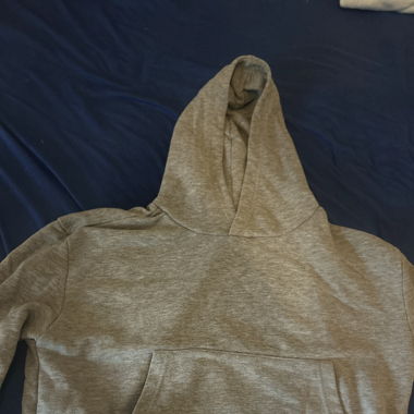 Grauer Pullover