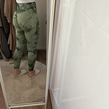 Grüne Leggings mit Batikmuster