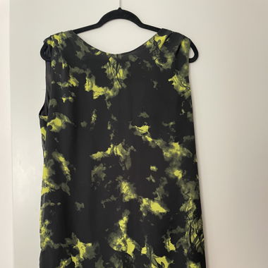 Kurzes Kleid in Seidenoptik