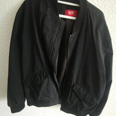 Giacca bomber nera ESPRIT resistente all’acqua