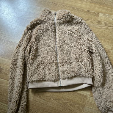 Flauschiges, beiges Jäckchen