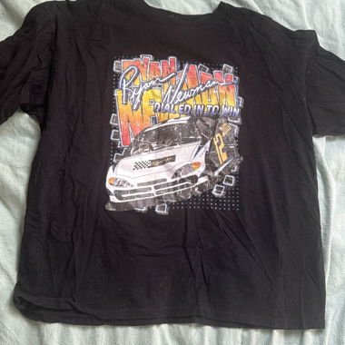 T-shirt nero con grafica grande