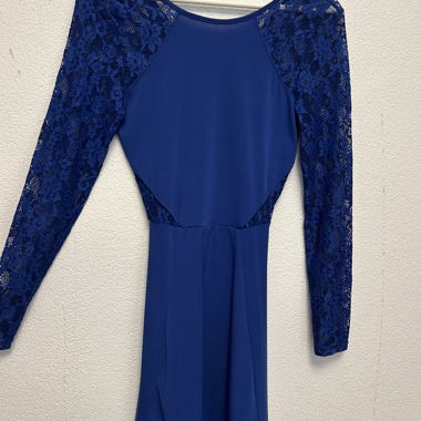 Robe bleue en dentelle