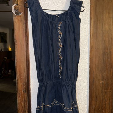 Dunkelblaues Sommerkleid