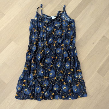 Vestito estivo blu con motivo floreale
