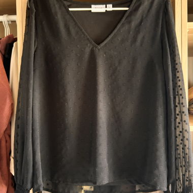 Schwarze Bluse mit Trompetenaermeln