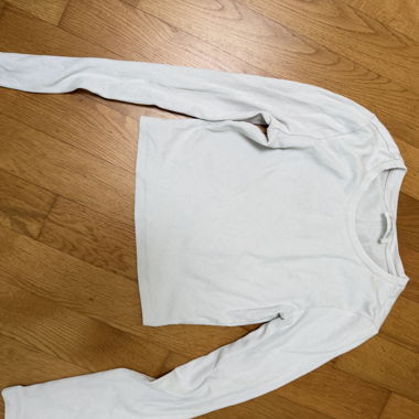 Top bianco cropped a maniche lunghe