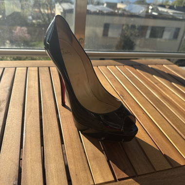 Chaussures Louboutin vernis noir 