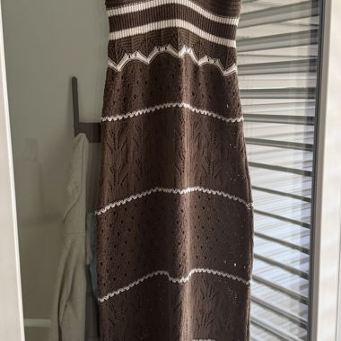 Abito midi in maglia marrone