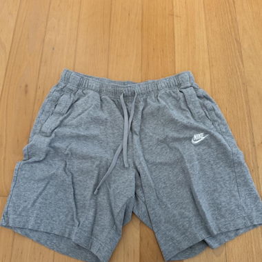 Graue Nike-Shorts