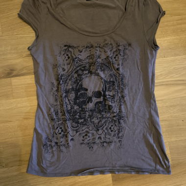 Süsses T-shirt mit Totenkopf Print