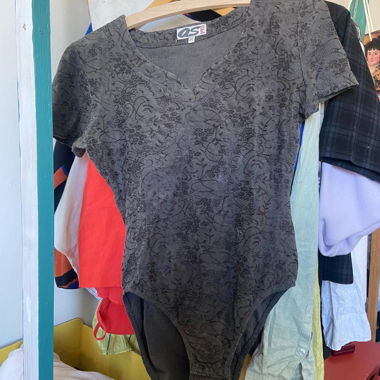 Grauer Body mit Muster, Gr. M