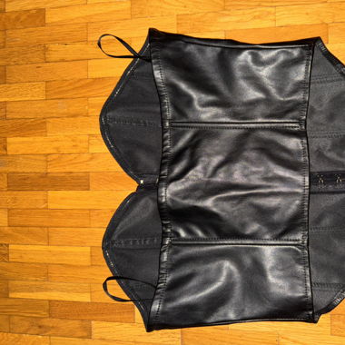Corset noir en similicuir 