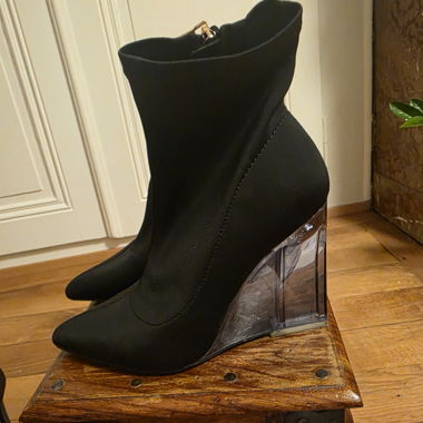 Schwarze Stiefeletten mit transparentem Absatz
