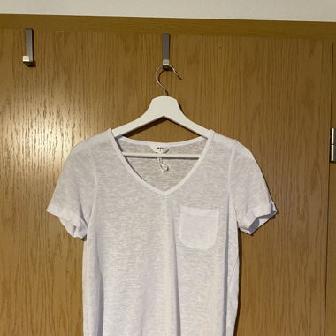 Weisses Shirt mit V-Ausschnitt