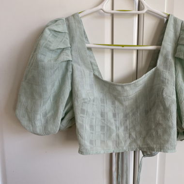 Green puffed sleeves top