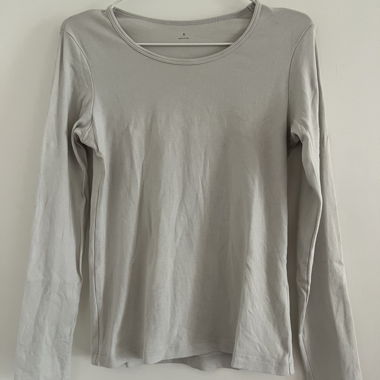 Grey long-sleeve shirt